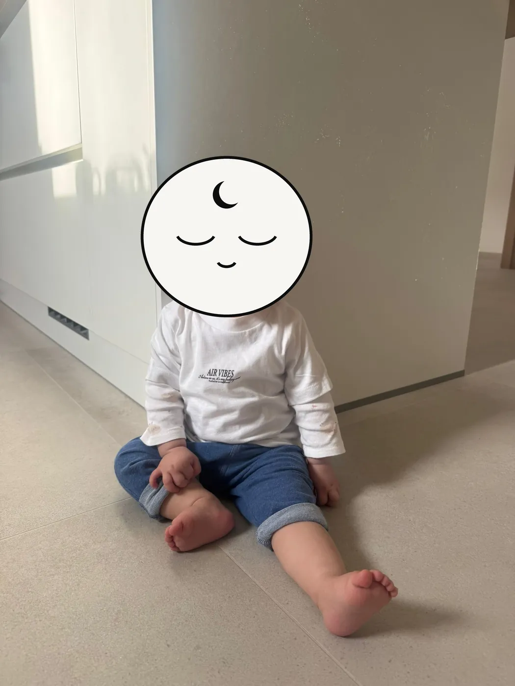 Tee-shirt blanc enfant « Air Vibes » porté assis, collection Moonchild