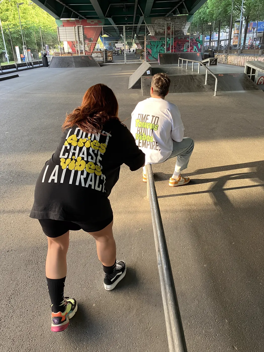 Tee-shirt noir Vibes, dos imprimé en jaune
